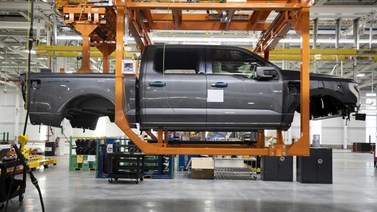 Ford suspend la production du F-150 Lightning en raison d’un incendie chez son fournisseur d’aluminium