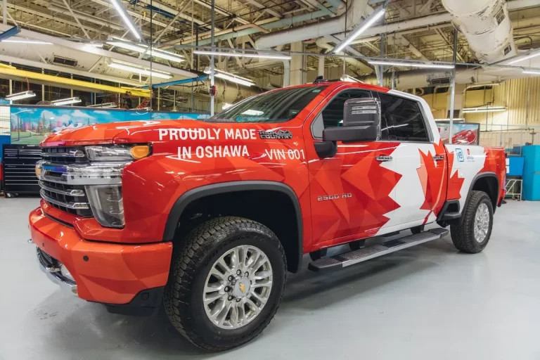 Donald Trump menace d’imposer un tarif de 100% sur les véhicules construits au Canada