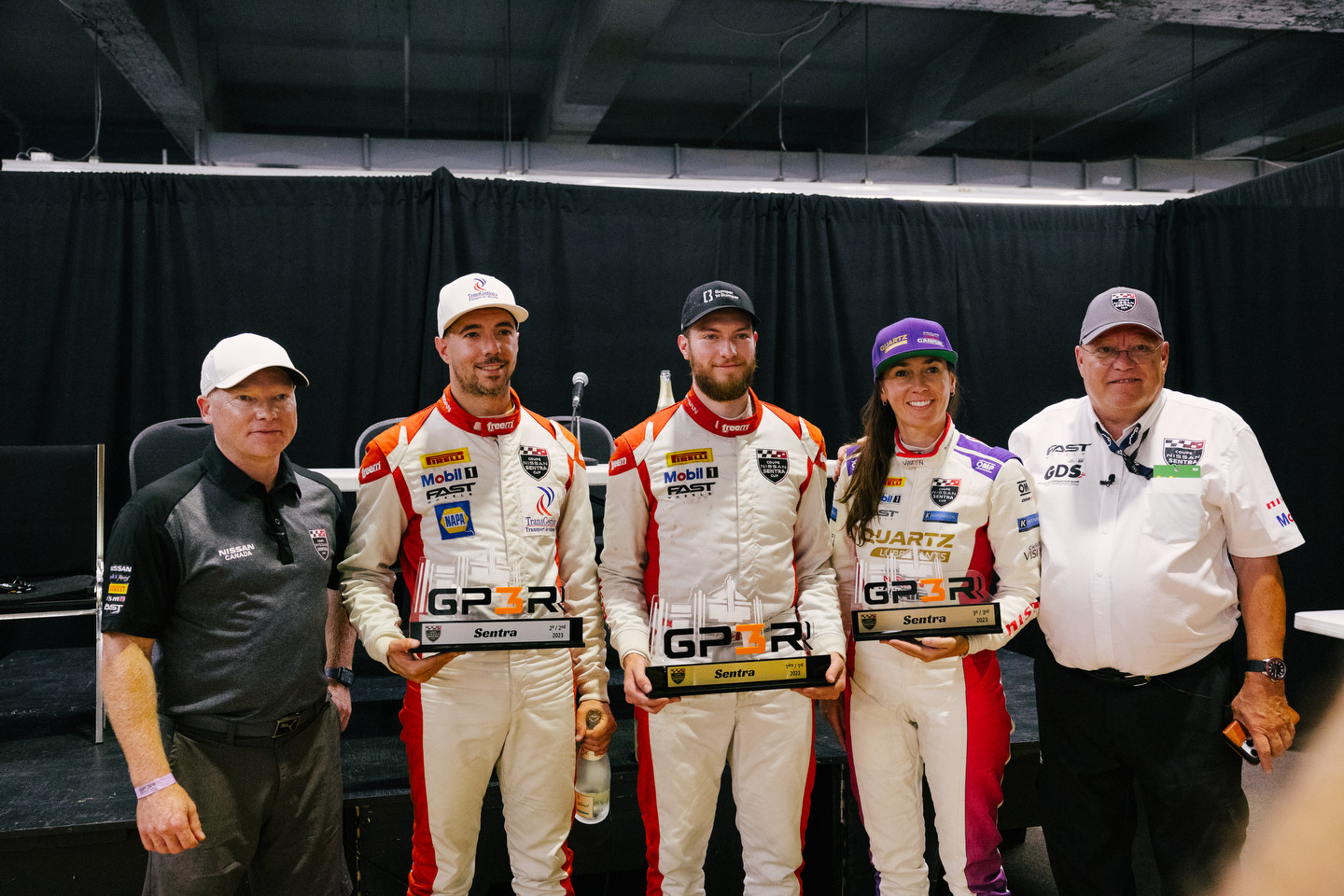 De gauche à droite : Steve Milette, président de Nissan Canada, Simon Charbonneau, Alexandre Fortin, Valérie Limoges, Jacques Deshaies, président de JD Motorsport et Compétition