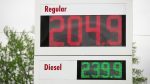 Panneau de prix d'une station-service canadienne affichant l'essence ordinaire à 204,9 ¢ le litre et le diesel à 239,9 ¢ le litre