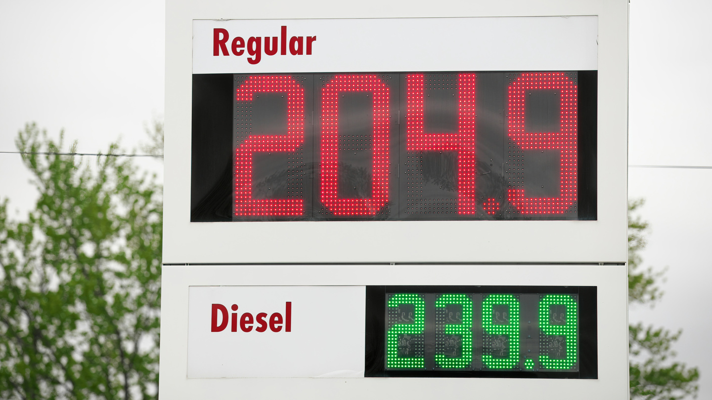 Panneau de prix d'une station-service canadienne affichant l'essence ordinaire à 204,9 ¢ le litre et le diesel à 239,9 ¢ le litre
