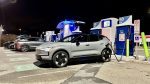 Volvo EX30 2025 à une borne de recharge du Circuit électrique | Photo: Germain Goyer
