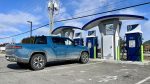Rivian R1T à une borne du Circuit électrique d'Hydro-Québec | Photo: Germain Goyer