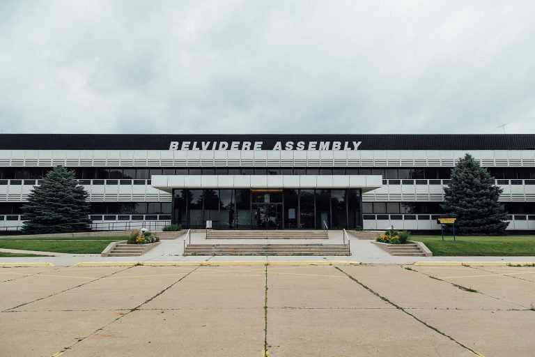 Stellantis rouvrira l&rsquo;usine de Belvidere pour les camionnettes de taille moyenne d&rsquo;ici 2027 ; les projets concernant les batteries et les pièces détachées ont été annulés