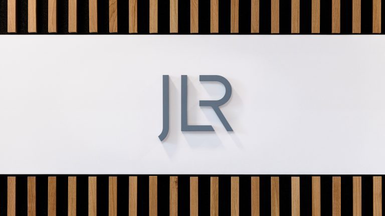 JLR redémarre ses ateliers de moteurs, batteries et peinture après une cyberattaque