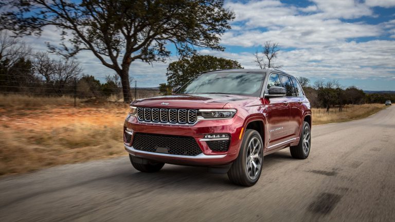 Jeep rappelle plus de 340 000 VUS hybrides rechargeables en Amérique du Nord en raison d’un risque d’incendie