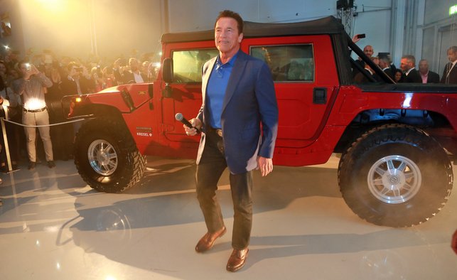 NOUVELLE AUTO : Arnold Schwarzenegger reçoit un Hummer électrique
