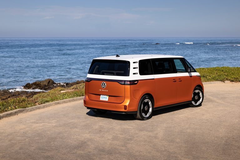 Les concessionnaires américains avertissent que l’ID. Buzz pourrait disparaître alors que VW annule le modèle 2026