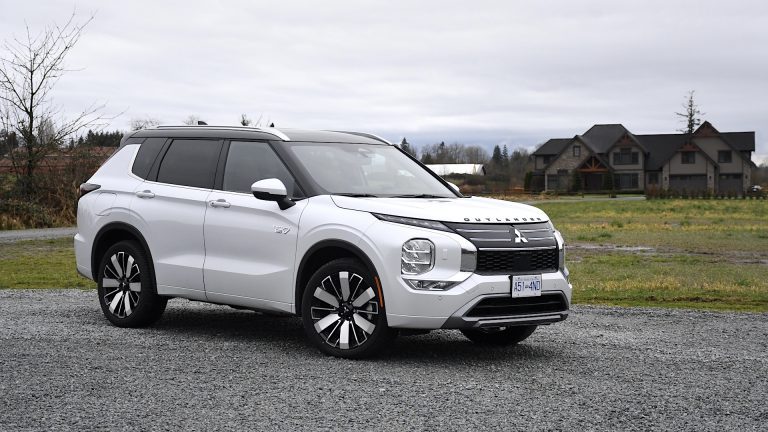 Mitsubishi Outlander PHEV 2026 : à la fois devant et derrière le Toyota RAV4 PHEV