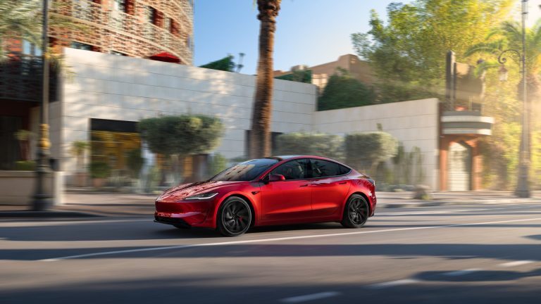 La Tesla Model 3 est mise à jour avec un nouvel écran et une autonomie accrue pour le marché américain