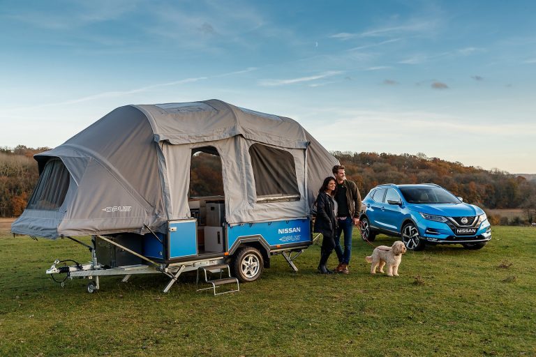Nissan recycle ses vieilles batteries à bord d’une tente-roulotte