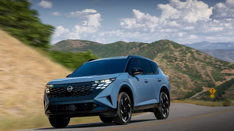 Rogue Hybrid SR 2027, vue trois-quarts avant gauche en montagne