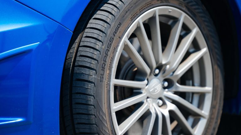 Essai du Nokian Surpass AS01 : un pneu UHP quatre saisons qui équilibre performance et confort