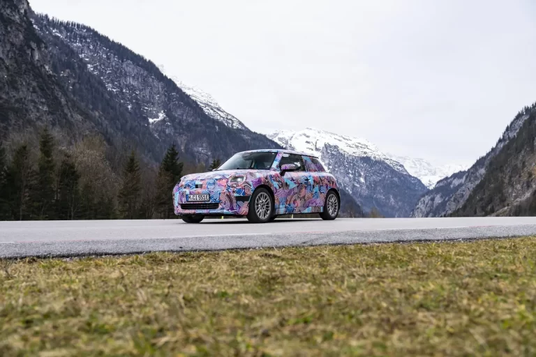 La Mini Cooper SE électrique 2025 a une autonomie deux fois supérieure à celle de l&rsquo;ancien modèle