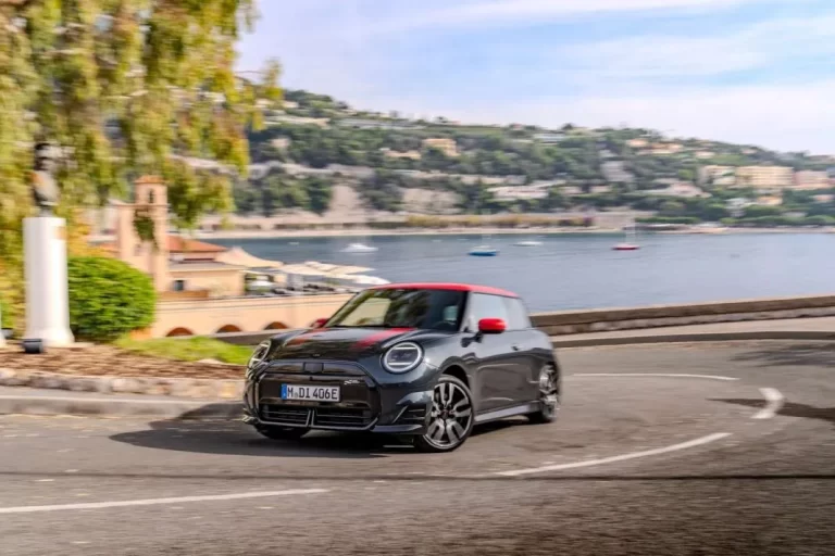La première Mini JCW électrique paraît plus rapide, mais ne l’est pas
