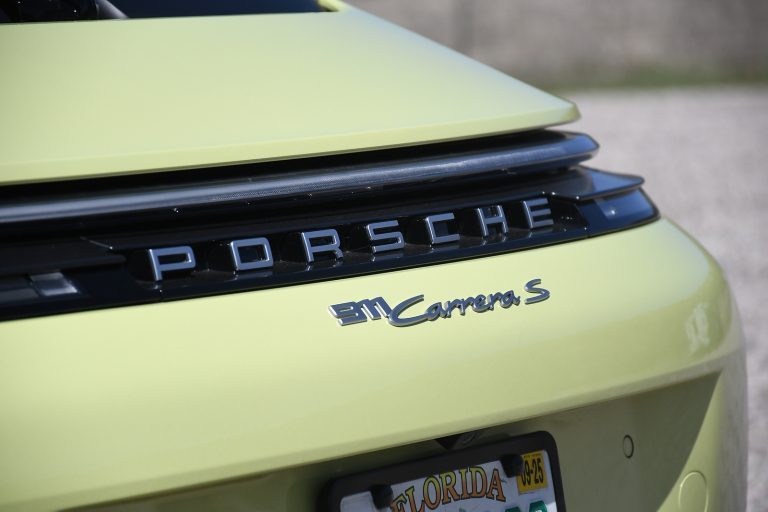 Porsche retient son inventaire aux États-Unis dû aux tarifs de 25 %, les concessionnaires incertains quant au réapprovisionnement