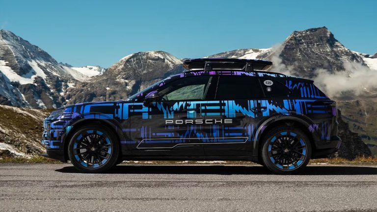 Le tout premier Porsche Cayenne électrique allie 1 000 chevaux, technologie de Formule E et polyvalence d’un VUS