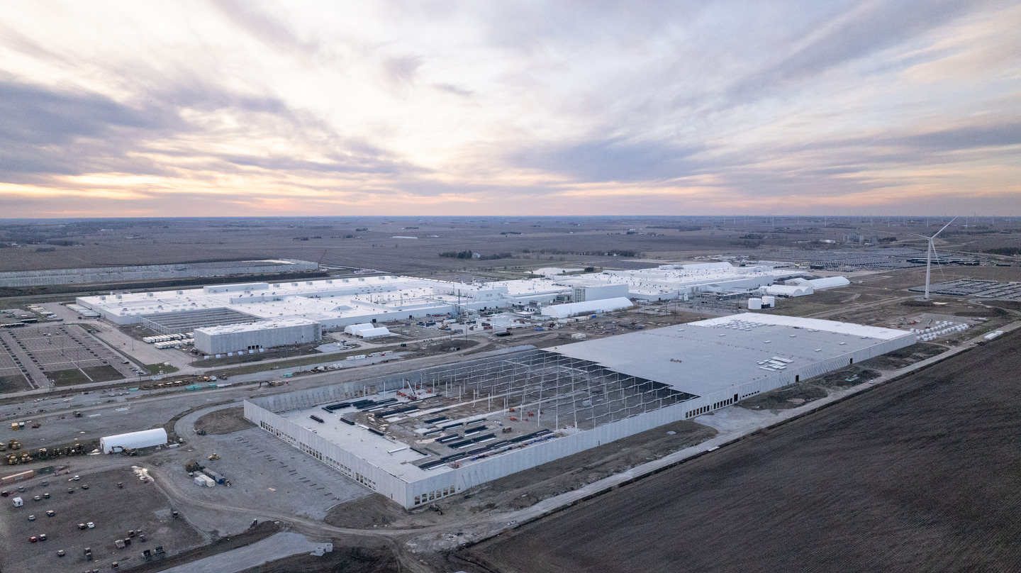 Vue aérienne de l’agrandissement de 1,1 million de pieds carrés de l’usine de Rivian en Illinois pour la production du R2, dont l’achèvement est prévu en 2026