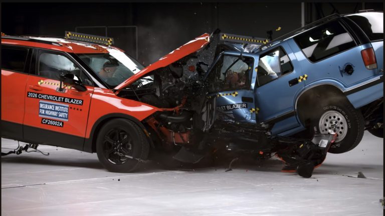 L’IIHS reprend son célèbre essai de collision anniversaire avec des Chevrolet Blazer de 1996 et de 2026