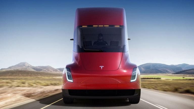 Elon Musk dit que le Semi sera livré cette année et que le Cybertruck suivra en 2023