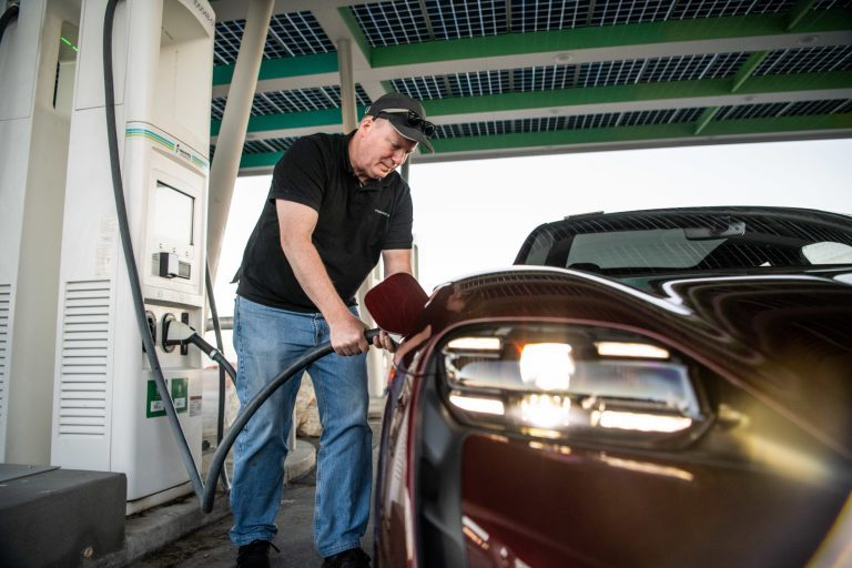 La Porsche Taycan détient maintenant le record pour la recharge la plus rapide pour traverser les États-Unis