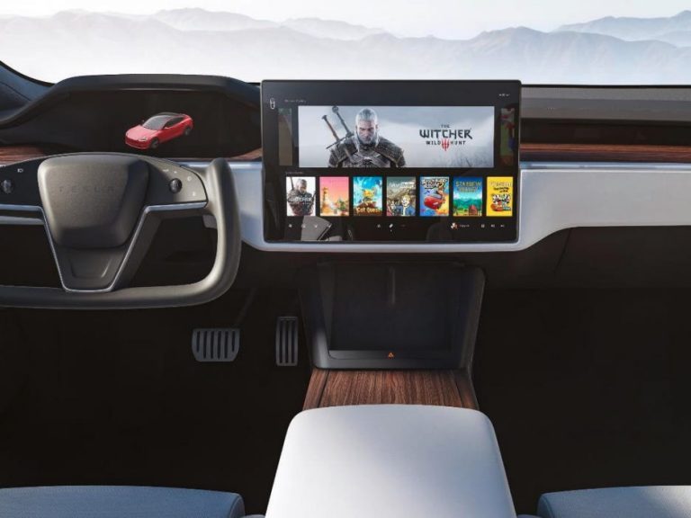 Elon Musk promet des véhicules Tesla complètement autonomes d’ici un an