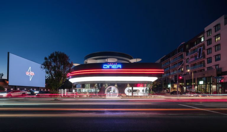 Tesla lance un diner à Los Angeles combinant restauration et recharge rapide
