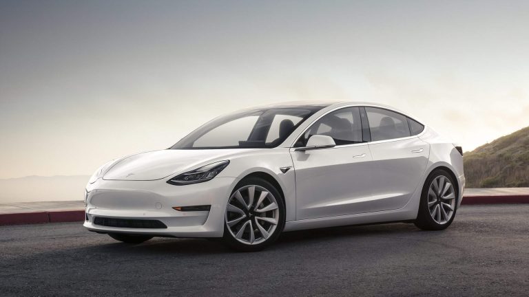 Tesla rachètera 15 véhicules électriques du marché canadien à des propriétaires américains en raison d’une erreur de certification 