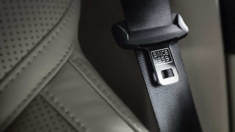 La techno en 500 mots : la fascinante évolution de la ceinture de sécurité