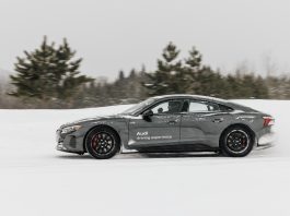 Audi RS e-tron GT gris foncé roulant sur une piste enneigée de l’Audi driving experience