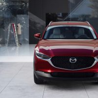 Mazda CX-30 2020 rouge, vue de face complète en studio | Mazda Mazda CX-30 2020 rouge, vue de face complète en studio
