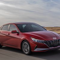 Elantra Limited 2021 rouge, vue trois-quarts avant en conduite | Hyundai Elantra Limited 2021 rouge, vue trois-quarts avant en conduite