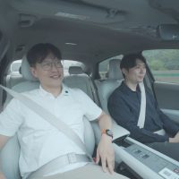 Park Min-woo et Jeong Seong-gyun à bord du banc d'essai Atria AI à Séoul, image tirée de la vidéo officielle | Hyundai Motor Group Deux dirigeants de 42dot à bord du banc d'essai Atria AI