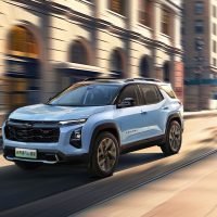 Chevrolet Equinox Plus hybride rechargeable, vendu en Chine | Chevrolet / GM China Chevrolet Equinox Plus bleu pâle dans une rue