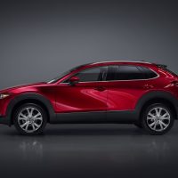 Mazda CX-30 2020 rouge, profil complet sur fond sombre | Mazda Mazda CX-30 2020 rouge, profil complet sur fond sombre