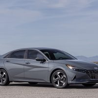 Elantra Hybrid 2021 grise, profil complet en paysage désertique | Hyundai Elantra Hybrid 2021 grise, profil complet en paysage désertique