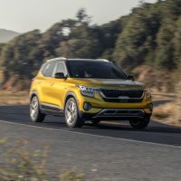 Kia Seltos 2022 sur une route de montagne | Kia Kia Seltos 2022 jaune qui roule sur une route sinueuse