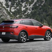 Volkswagen ID.4 2024 rouge stationné, vue trois-quarts arrière | Volkswagen Volkswagen ID.4 2024 rouge stationné, vue trois-quarts arrière