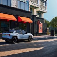 Chevrolet Equinox Plus hybride rechargeable, vue arrière trois quarts | Chevrolet / GM China Chevrolet Equinox Plus devant des commerces