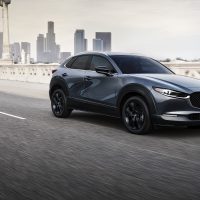 Mazda CX-30 2021 à moteur 2,5 L turbo, gris, vue trois-quarts avant en conduite en ville | Mazda Mazda CX-30 2021 à moteur 2,5 L turbo, gris, vue trois-quarts avant en conduite en ville