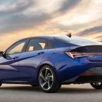 Elantra N Line 2021 bleue, vue trois-quarts arrière au crépuscule | Hyundai Elantra N Line 2021 bleue, vue trois-quarts arrière au crépuscule
