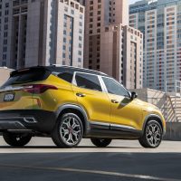 Kia Seltos 2022, vue arrière trois quarts avant le restylage | Kia Arrière du Kia Seltos 2022 jaune vu de trois quarts