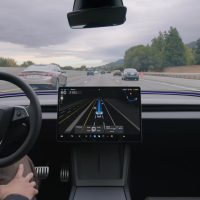 Habitacle d'une Tesla avec la FSD supervisée en fonction et la visualisation de la route à l'écran central | Tesla Habitacle Tesla avec la FSD supervisée en fonction