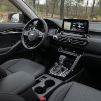 Habitacle du Kia Seltos 2021, avec le sélecteur de vitesses sur la console centrale | Kia Poste de conduite et console centrale du Kia Seltos 2021