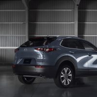 Mazda CX-30 2020 gris, vue trois-quarts arrière dans un entrepôt | Mazda Mazda CX-30 2020 gris, vue trois-quarts arrière dans un entrepôt