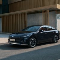 Wuling Xingguang 2025 | SAIC-GM-Wuling Berline Wuling Xingguang 2025 noire devant un bâtiment