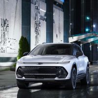 Chevrolet Equinox EV 2026 RS | Chevrolet / GM Chevrolet Equinox EV blanc, vue avant, en ville