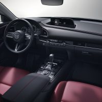 Habitacle du Mazda CX-30 2022 Carbon Edition, sièges avant en cuir rouge et planche de bord | Mazda Habitacle du Mazda CX-30 2022 Carbon Edition, sièges avant en cuir rouge et planche de bord