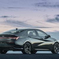 Elantra N Line 2024 grise, vue trois-quarts arrière avec feux LED restylés | Hyundai Elantra N Line 2024 grise, vue trois-quarts arrière avec feux LED restylés