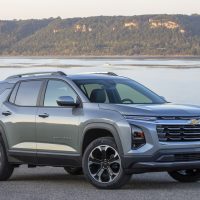 Chevrolet Equinox à essence, version LT | Chevrolet / GM Chevrolet Equinox LT gris au bord d’un lac